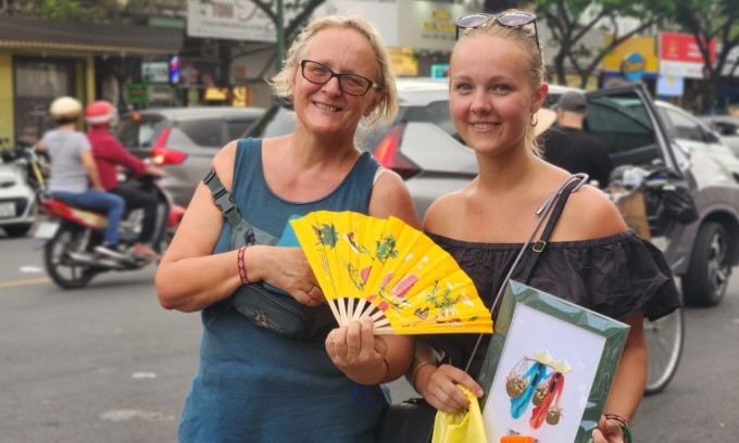 Laurine và mẹ mua một số món đồ lưu niệm trong chợ Bến Thành.