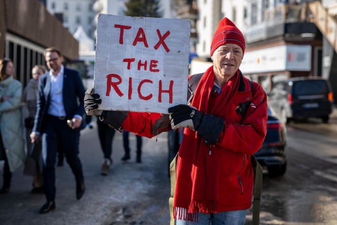 Triệu phú người Anh Phil White kêu gọi đánh thuế người giàu tại Diễn đàn Kinh tế Thế giới ở Davos, Thụy Sĩ, ngày 18/1. Ảnh: AFP