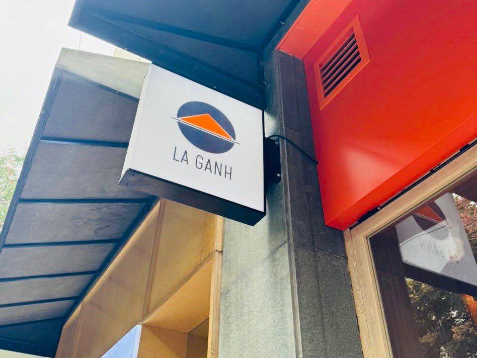 Tiệm phở của Chi Pu có tên La Ganh, đang trong quá trình chạy thử nghiệm. Những ngày đầu, tiệm chỉ bán giới hạn 100 suất. Rất nhiều thực khách và các “trạm tỷ” (các fan chuyên nghiệp) đã đến ủng hộ quán phở của Chi Pu.