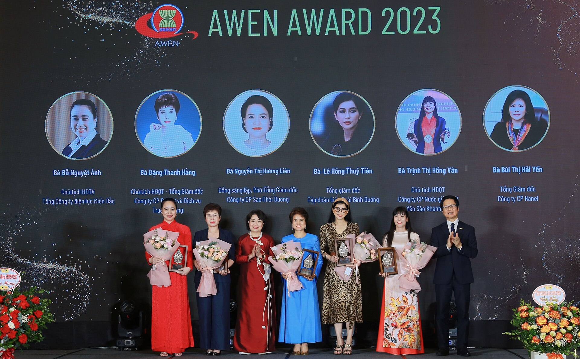 Bà Đỗ Nguyệt Ánh (ngoài cùng bên trái) được vinh danh Nữ Doanh nhân ASEAN tiêu biểu 2023
