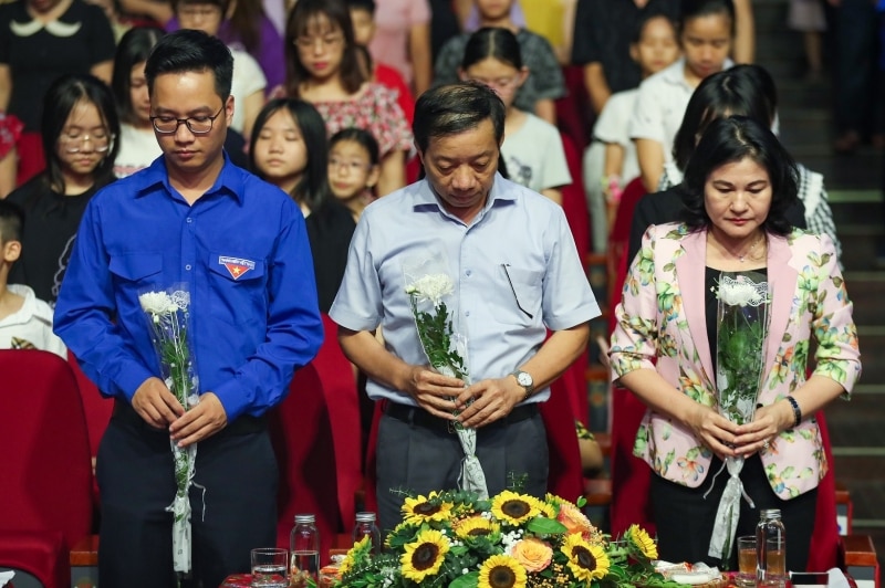 Trước khi diễn ra các chương trình nghệ thuật “Trẩy hội trăng rằm”, toàn thể đại biểu, lãnh đạo, phụ huynh, các em nhỏ đã giành 1 phút mặc niệm cho các nạn nhân vụ cháy chung cư mini xảy ra vừa qua tại Quận Thanh Xuân, Hà Nội.