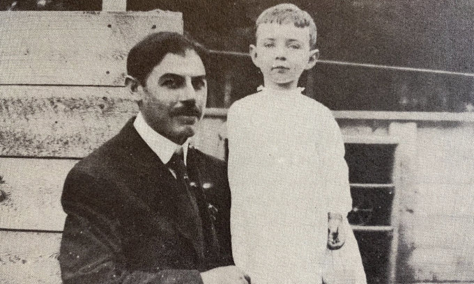 J. Robert Oppenheimer cùng cha là ông Julius Oppenheimer vào năm 1905. Ảnh: Uỷ ban Tưởng niệm J. Robert Oppenheimer và Kitty Oppenheimer