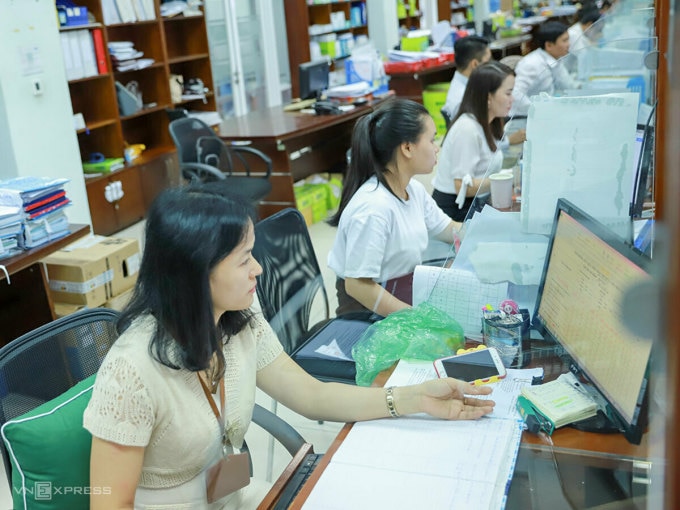 Công chức Đà Nẵng làm việc tại khu vực một cửa trong Trung tâm hành chính thành phố. Ảnh: Nguyễn Đông