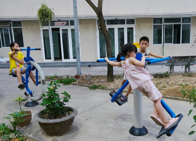 Con công nhân vui chơi ở sân thể dục dành cho người lớn trong KCN Hòa Cầm (Đà Nẵng). Ảnh: Nguyễn Đông