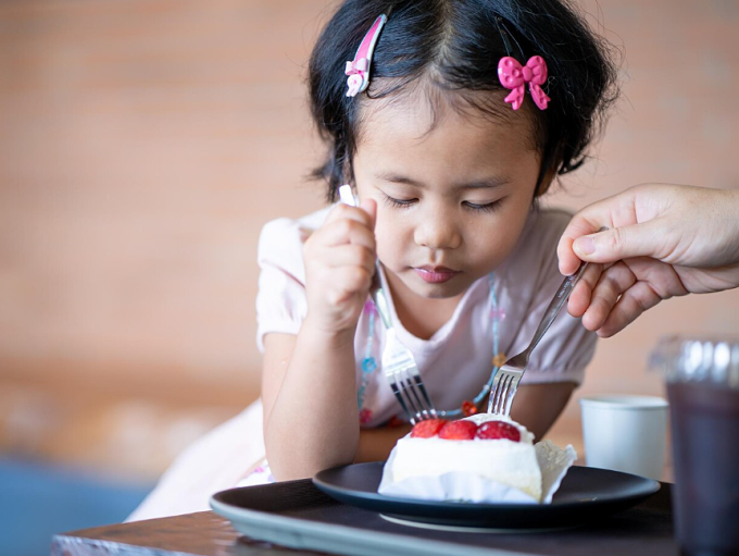 Trẻ ăn quá nhiều đường có thể dễ bị sâu răng hay bệnh liên quan đến béo phì như tiểu đường, tim mạch... Ảnh: Freepik