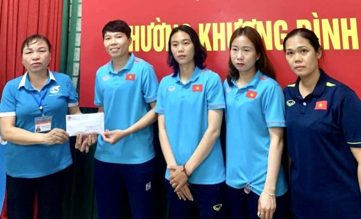 Đội tuyển nữ Việt Nam ủng hộ 40 triệu đồng cho nạn nhân vụ cháy chung cư mini.