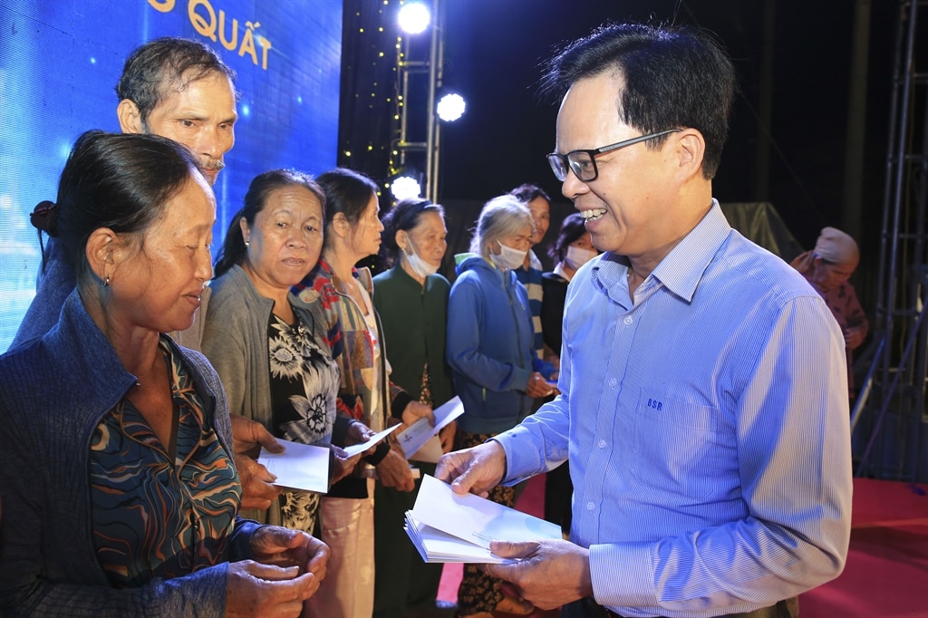 Ông Nguyễn Văn Hội, Bí thư Đảng ủy, Chủ tịch HĐQT BSR, tặng quà tri ân bà con nhân dân vùng dự án NMLD Dung Quất