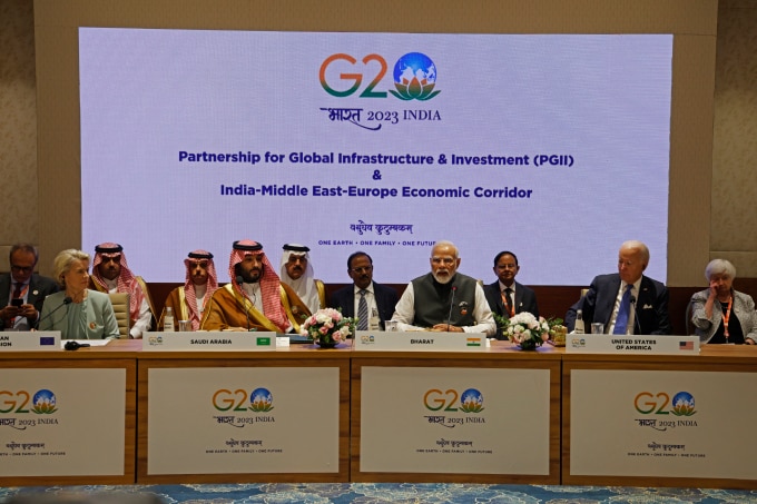 Từ trái sang, hàng đầu lần lượt là Chủ tịch Ủy ban châu Âu Ursula von der Leyen, Thái tử Arab Saudi Mohammed bin Salman, Thủ tướng Ấn Độ Narendra Modi và Tổng thống Mỹ Joe Biden tại hội nghị thượng đỉnh G20 ở New Delhi ngày 9/9. Ảnh: AFP