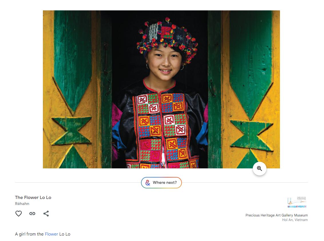 Cô gái dân tộc Lô Lô bên cửa. Nguồn ảnh: Google Arts & Culture