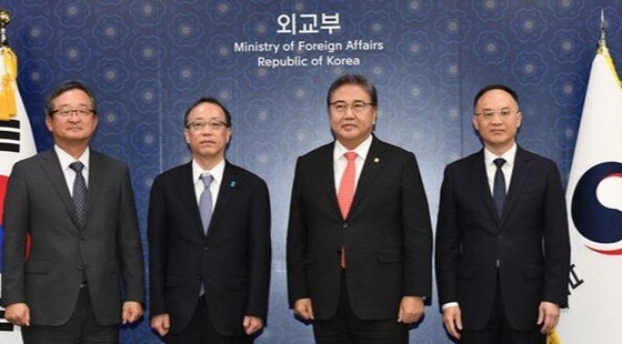 Ngoại trưởng Hàn Quốc Park Jin chụp ảnh cùng Thứ trưởng cấp cao Bộ Ngoại giao Nhật Bản Takehiro Funakoshi, Trợ lý Bộ trưởng Bộ Ngoại giao Trung Quốc Nong Rong và Thứ trưởng Bộ Ngoại giao Hàn Quốc Chung Byung Won trước cuộc họp ba bên, ngày 25-9. Ảnh: REUTERS ảnh 1