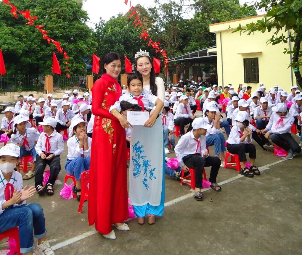 Hoa hậu Phạm Thiên Nga tặng quà cho học sinh khuyết tật. 