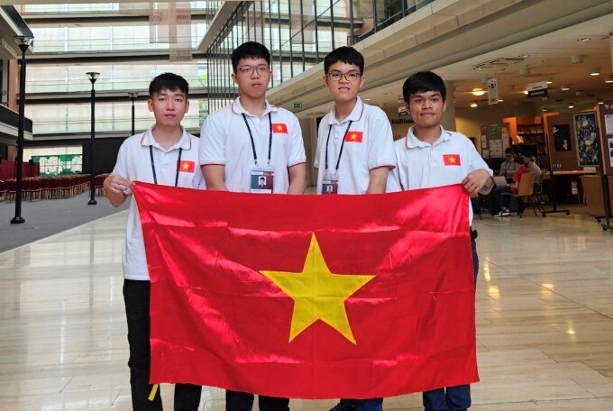 4 học sinh dự thi Olympic Tin học quốc tế 2023, từ trái qua phải: Nguyễn Đức Thắng, Nguyễn Quang Minh, Nguyễn Ngọc Đăng Khoa, Trần Xuân Bách. Ảnh: MOET