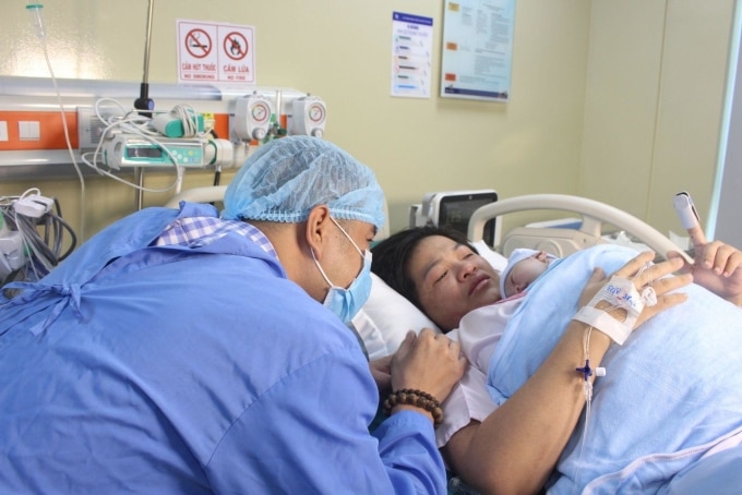 Gia đình chị Trang đón con chào đời tại bệnh viện Tâm Anh. Ảnh: Tuệ Diễm