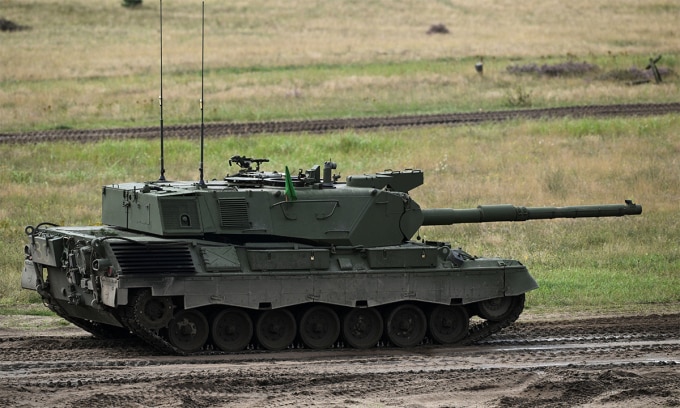 Xe tăng Leopard 1A5 do kíp lái Ukraine vận hành tại thao trường Klietz, Đức ngày 17/8. Ảnh: Reuters