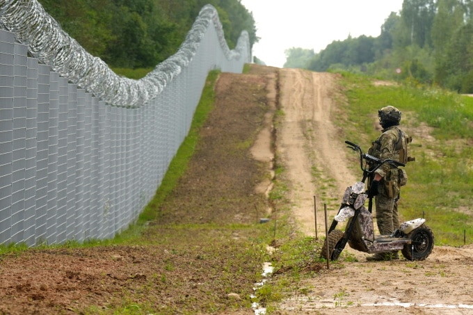 Lính biên phòng Latvia tuần tra hàng rào biên giới với Belarus ở gần Robeznieki, Latvia ngày 8/8. Ảnh: Reuters