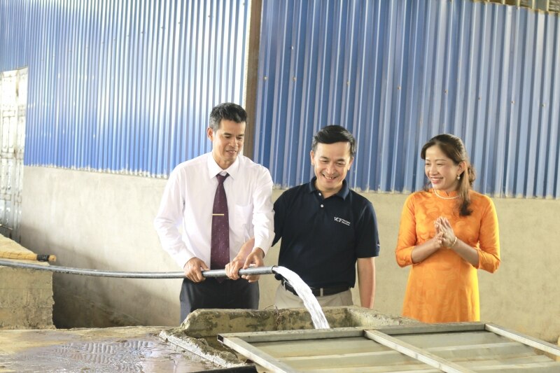 Bà Mai Thị Hồng Sim, ông Nguyễn Anh Tuấn và Hiệu trưởng trường Tiểu học Mù Sang tham quan bơm cung cấp nước.