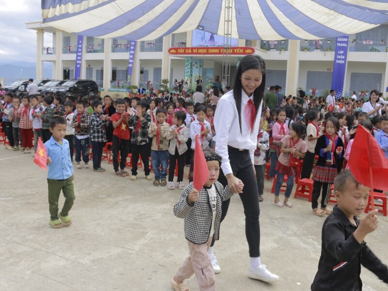 Hoa hậu H'Hen Niê dẫn các em học sinh lớp 1 tiến vào Lễ Khai giảng.