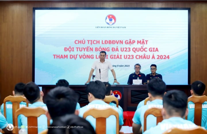 Ông Trần Quốc Tuấn gặp mặt, động viên U23 Việt Nam. (Ảnh: VFF)