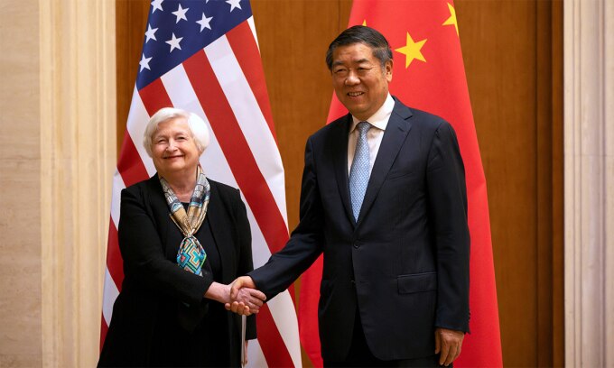Phó thủ tướng Trung Quốc Hà Lập Phong (phải) và Bộ trưởng Tài chính Mỹ Janet Yellen trước cuộc gặp tại Bắc Kinh ngày 8/7. Ảnh: Reuters