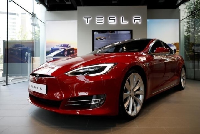 Một chiếc Tesla Model S tại showroom. Ảnh: Reuters