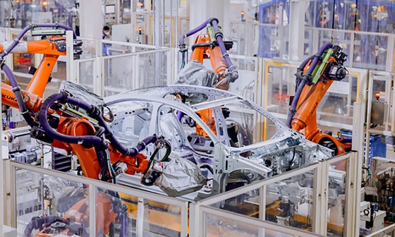 Các cánh tay robot sản xuất ô tô tại một nhà máy ở TP Thanh Đảo, tỉnh Sơn Đông, Trung Quốc