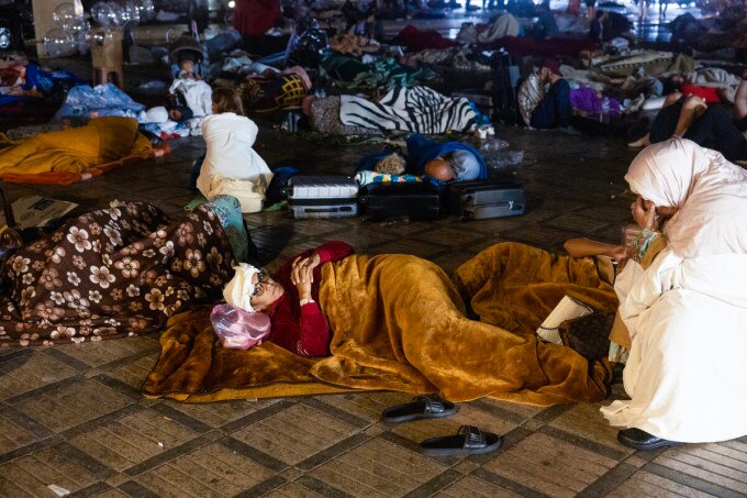 Người Morocco trú ẩn ngoài đường tại Marrakesh, đêm 8/9. Ảnh: AFP