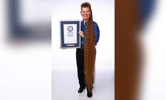 Tami Manis cầm chứng nhận của tổ chức Kỷ lục Thế giới Guinness trong ảnh công bố ngày 31/8. Ảnh: GWR