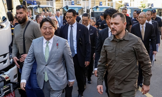 Ngoại trưởng Nhật Bản Yoshimasa Hayashi (trái) và Bộ trưởng Nội vụ Ukraine Ihor Klymenko tại Kiev ngày 9/9. Ảnh: Reuters