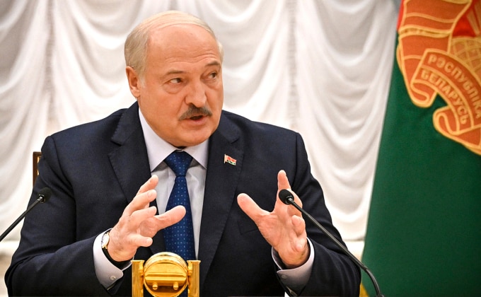 Tổng thống Belarus Alexander Lukashenko phát biểu khi gặp gỡ truyền thông nước ngoài tại dinh thự ở thủ đô Minsk ngày 6/7. Ảnh: AFP