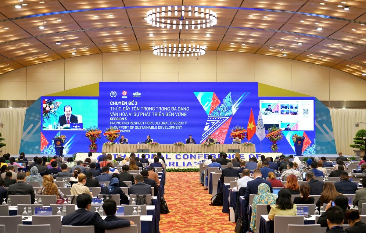 Đại biểu Quốc hội Bùi Hoài Sơn trình bày tham luận tại Hội nghị Nghị sĩ trẻ toàn cầu lần thứ 9. (Ảnh: TC)