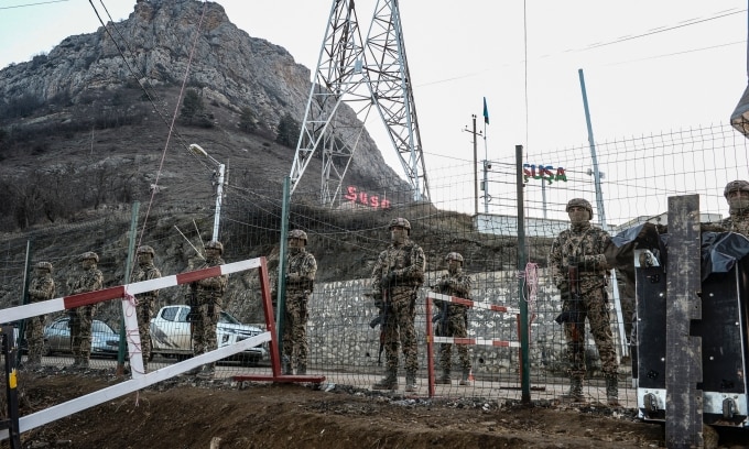 Binh sĩ Azerbaijan gác tại trạm kiểm soát ở hành lang Lachin, tuyến đường bộ duy nhất nối Armenia với Nagorno-Karabakh, hồi tháng 12/2022. Ảnh: AFP