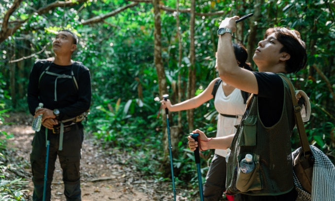 Du khách trải nghiệm trên cung đường trekking tại Vườn quốc gia Phú Quốc. Ảnh: Nguyễn Anh Tiến