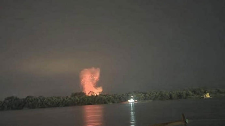 Ngọn lửa của một vụ nổ ở bờ sông Danube, đường phân chia tự nhiên giữa tỉnh Odesa của Ukraine và lãnh thổ Romania. (Ảnh: Facebook Oleg Nikolenko)