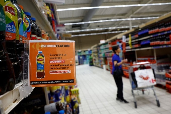 Nhãn cảnh báo sản phẩm bị thu hẹp kích thước trong siêu thị của Carrefour. Ảnh: Reuters