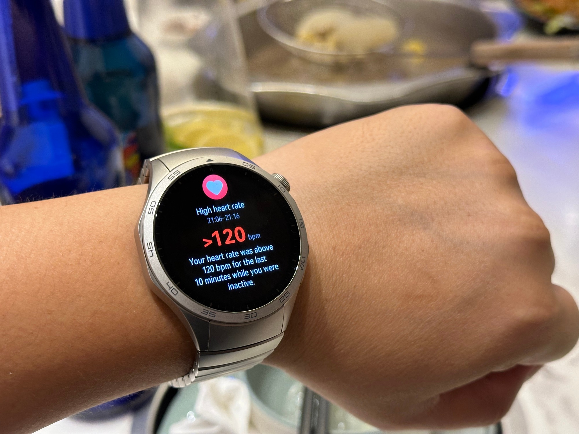 Smartwatch giúp đo lường và cảnh báo sớm các nguy cơ ảnh hưởng đến sức khoẻ người dùng nên ngày càng được ưa chuộng