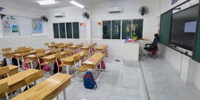 Phòng học lớp 1/2, trường Tiểu học Hồng Hà, sau khi tu sửa, lắp đặt điều hòa, quạt, tivi. Ảnh: DV