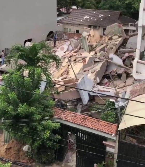 Hiện trường căn nhà bị sập hoàn toàn trong hẻm 133 đường Bình Quới, quận Bình Thạnh ảnh 1
