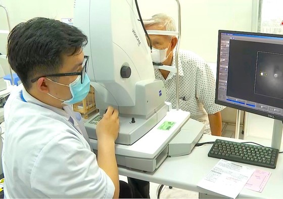 Bác sĩ Khoa Chẩn đoán hình ảnh, Bệnh viện Mắt TPHCM, chụp ảnh màu gai thị cho người bệnh bằng phần mềm EyeDr ảnh 1