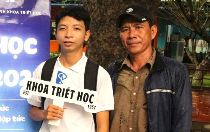 Hữu Đang cùng bố đi làm thủ tục nhập học cuối tháng 8. Ảnh: Nhân vật cung cấp