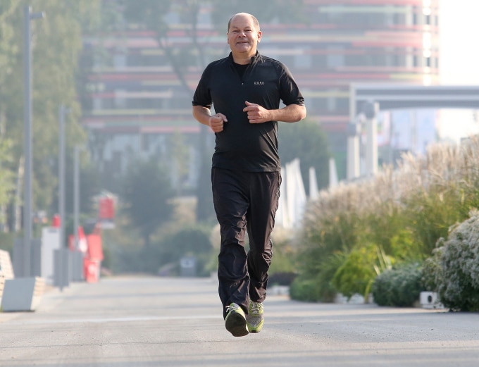 Ông Olaf Scholz tập đi bộ nhanh tại Hamburg, Đức, tháng 8/2013. Ảnh: AFP
