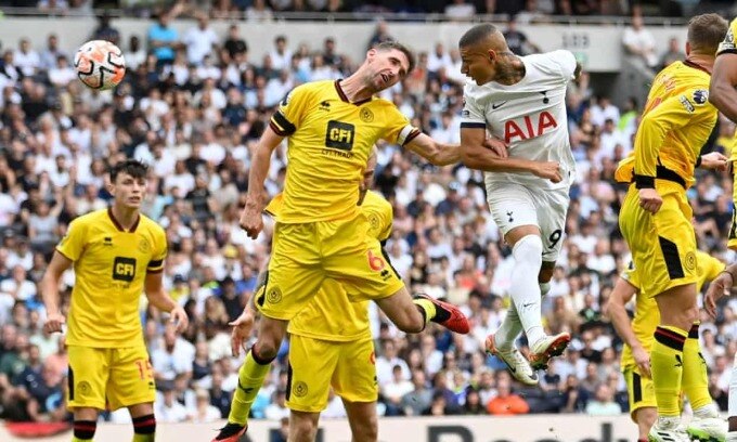Richarlison đánh đầu gỡ hòa 1-1 cho Tottenham khi tiếp Sheffield United ngày 16/9. Ảnh: AFP