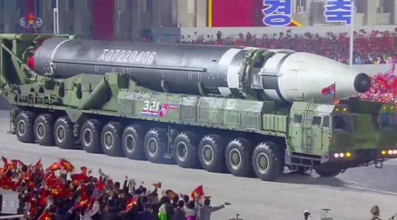 Tên lửa đạn đạo liên lục địa mới xuất hiện tại sự kiện mừng Quốc khánh Triều Tiên 10-10-2020. Ảnh: KOREA CENTRAL TELEVISION