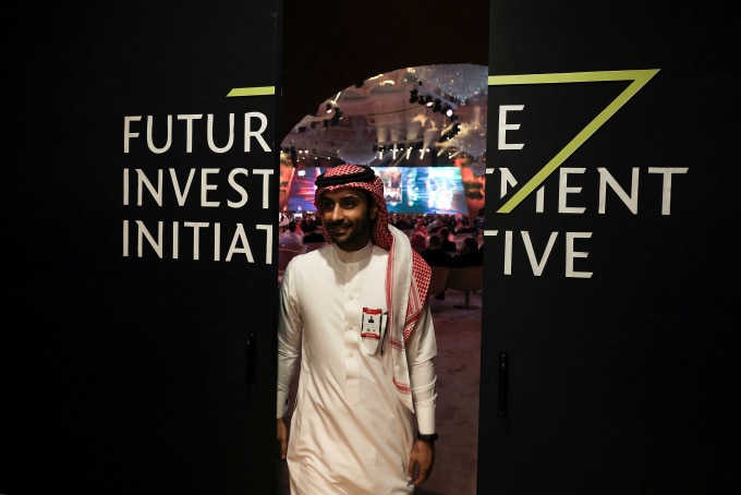 Một khách tham dự hội nghị Future Investment Initiative tại Riyadh, Arab Saudi ngày 25/10/2022. Ảnh: Reuters