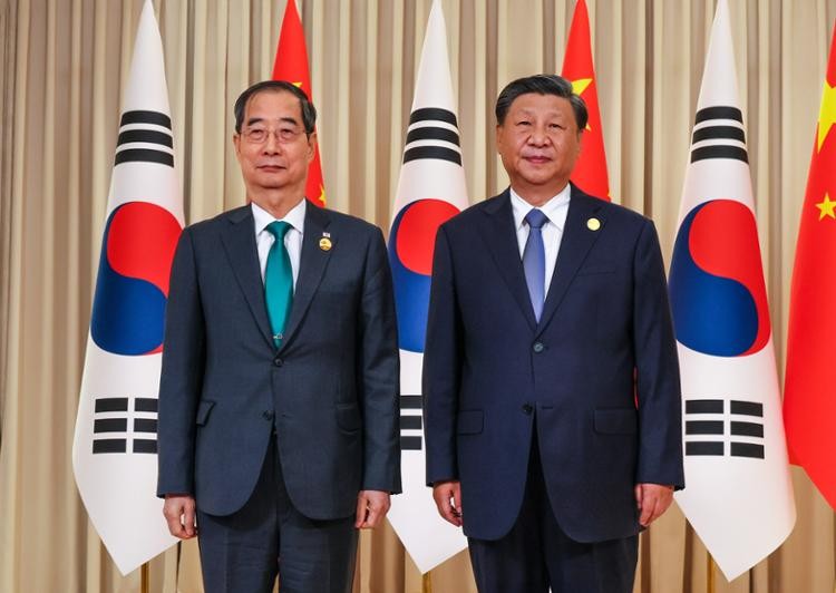 Chủ tịch Trung Quốc Tập Cận Bình gặp Thủ tướng Hàn Quốc Han Duck-soo tại Hàng Châu, thủ phủ tỉnh Chiết Giang, miền Đông Trung Quốc trước lễ khai mạc Đại hội Thể thao châu Á lần thứ 19, ngày 23/9/2023. (Nguồn: Văn phòng Thủ tướng Hàn Quốc)