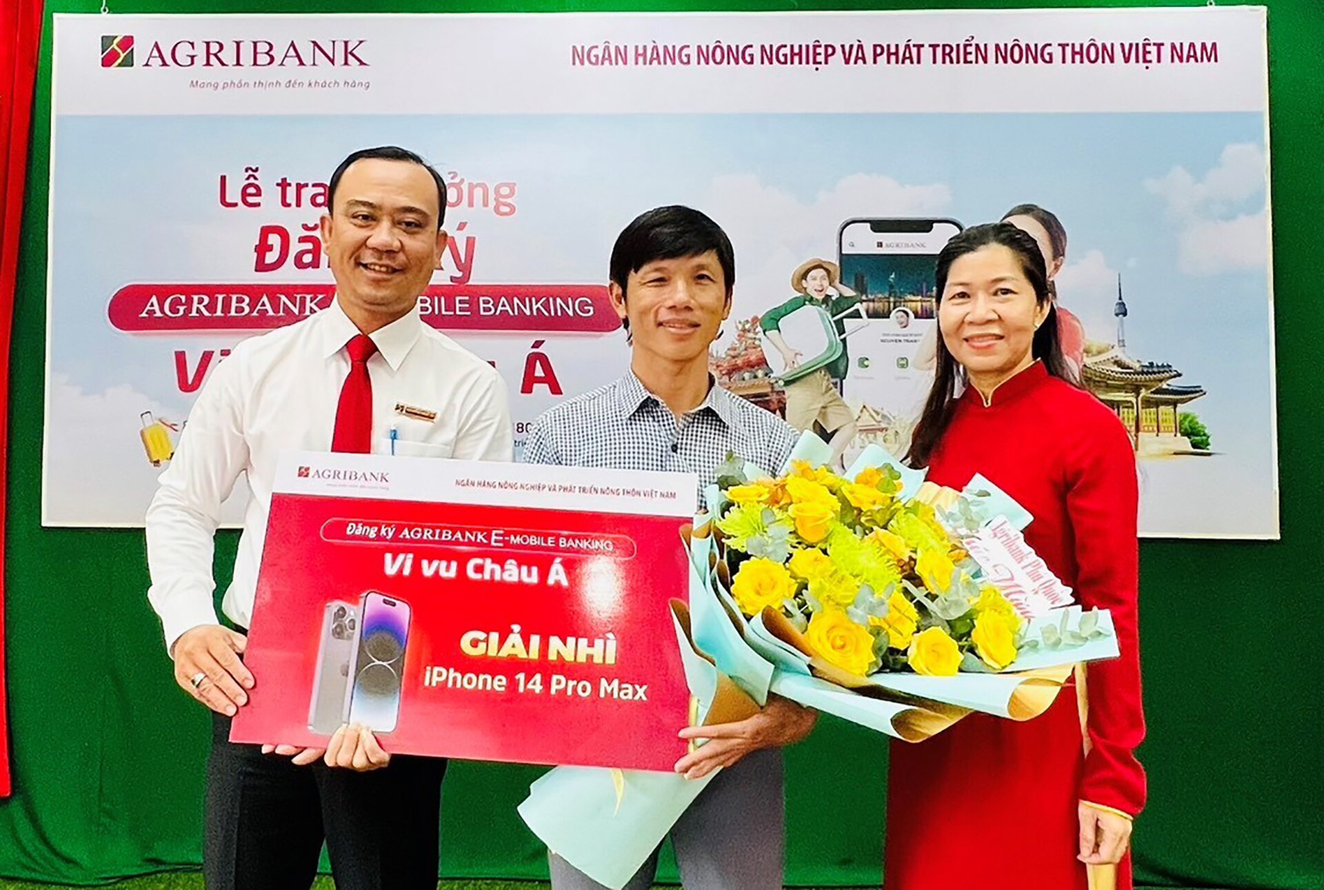 Đại diện Agribank trao giải nhì cho anh Nguyễn Tấn Thành (Phú Quốc)