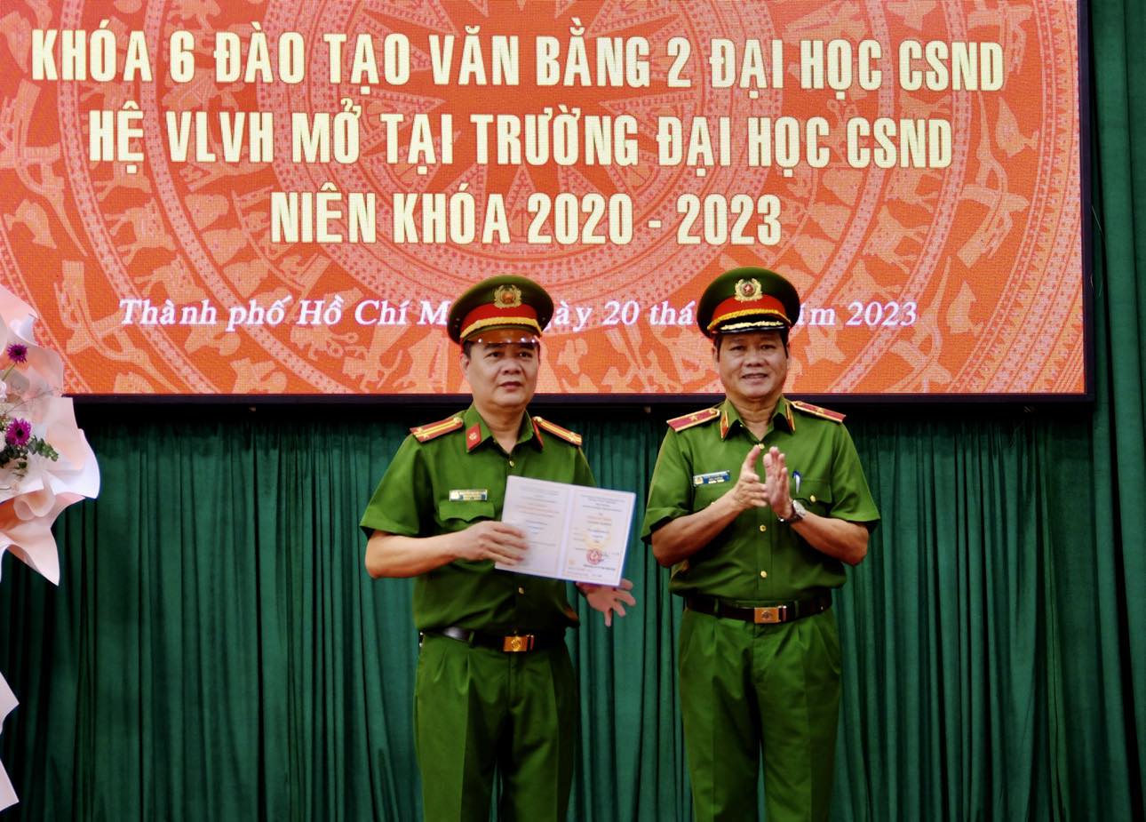 Trường ĐH Cảnh sát nhân dân trao bằng cử nhân cho hơn 200 cán bộ, chiến sĩ - Ảnh 1.