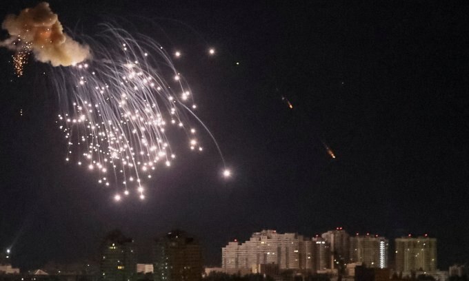 UAV bị bắn nổ trên bầu trời thủ đô Kiev của Ukraine hôm 10/9. Ảnh: Reuters