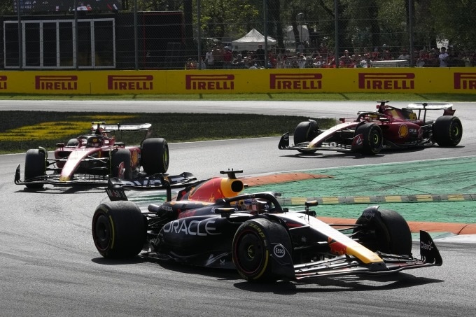 Verstappen chạy trước hai chiếc Ferrari trên đường đua Monza, Italy ngày 3/9. Ảnh: AP
