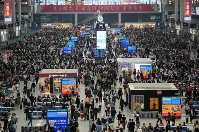Hành khách tại nhà ga Hồng Kiều Thượng Hải dịp 1/5. Ảnh: Reuters