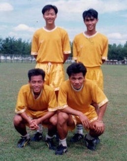Vĩnh biệt 'Cơn lốc đường biên' một thời tung hoành của bóng đá Việt Nam - Ảnh 1.